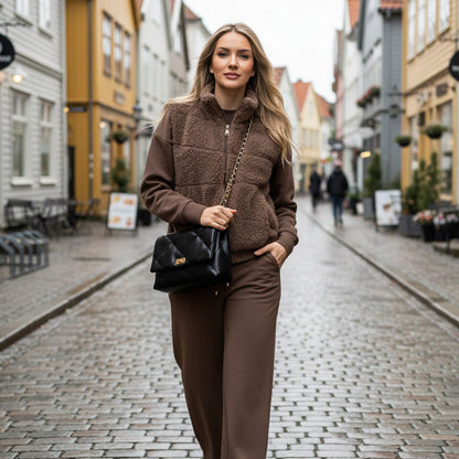 Ihr neues Lieblingsoutfit für den Winter – ein dreiteiliges Lounge-Set aus warmem Strick, das Sie den ganzen Tag über gemütlich, schick und selbstbewusst hält ❄️