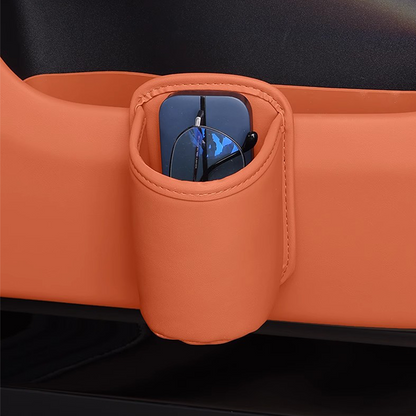 🥳HEISSER VERKAUF 2026🥳💞ÜBER 50.000 VERKAUFT!🚗🧺 50 % RABATT! Getränkehalter aus Leder für die Autotür – Breite Öffnung, Getränke und Handy sind leicht zu erreichen. Sicherer Halt durch Clip-Befestigung. PU-Leder, robust und stilvoll. 🛡️✨