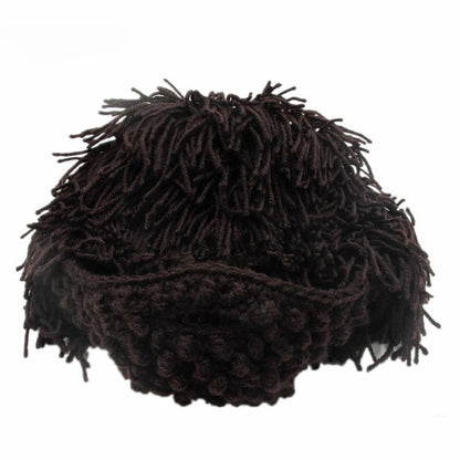 Punk-Style-Hut mit angebrachter einfacher Perücke und gestrickter Bart